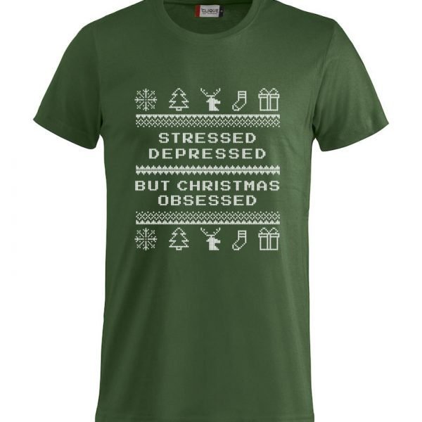Grønn t-skjorte med "Stressed, depressed, but Christmas obsessed"