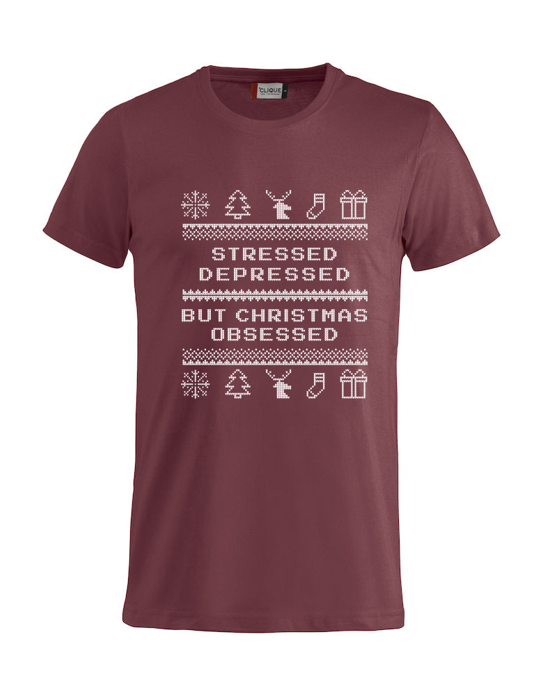 Rød t-skjorte med "Stressed, depressed, but Christmas obsessed"
