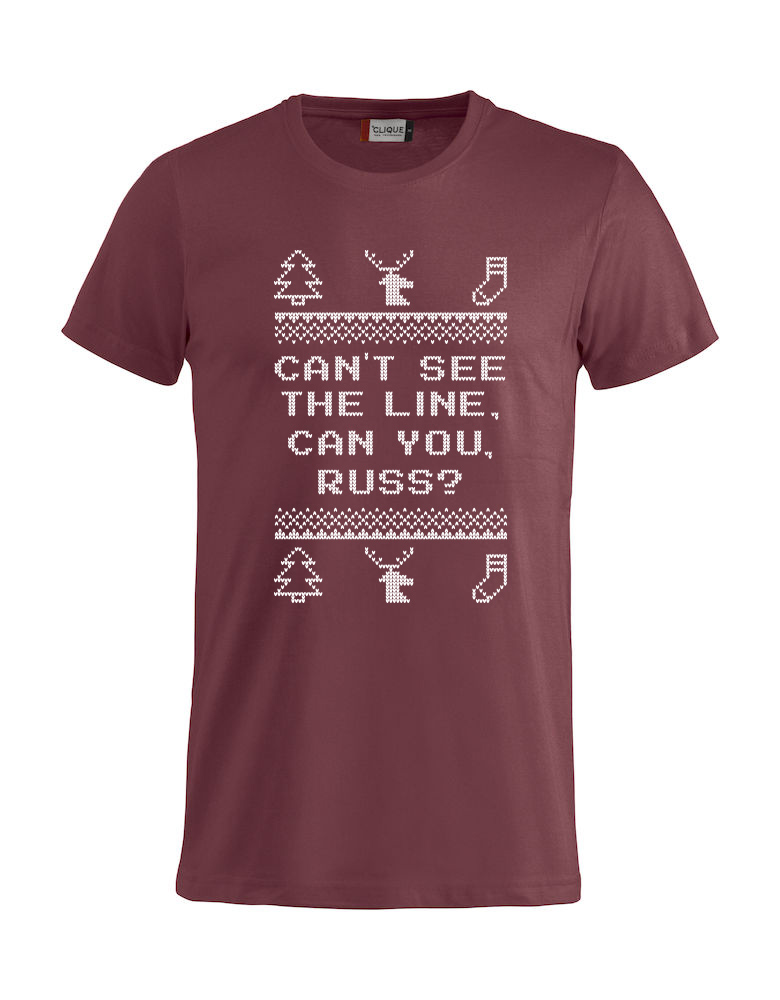 Rød t-skjorte med sitat fra "Hjelp, det er juleferie", "Can´t see the line, can you, Russ?"