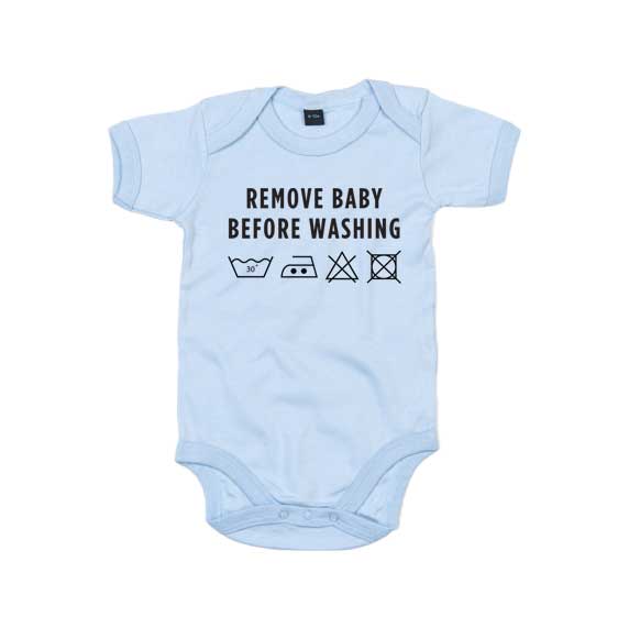 Blå babybody med trykket "Remove Baby before washing"