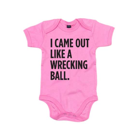 Rosa babybody med trykket "I came out like a Wrecking Ball"