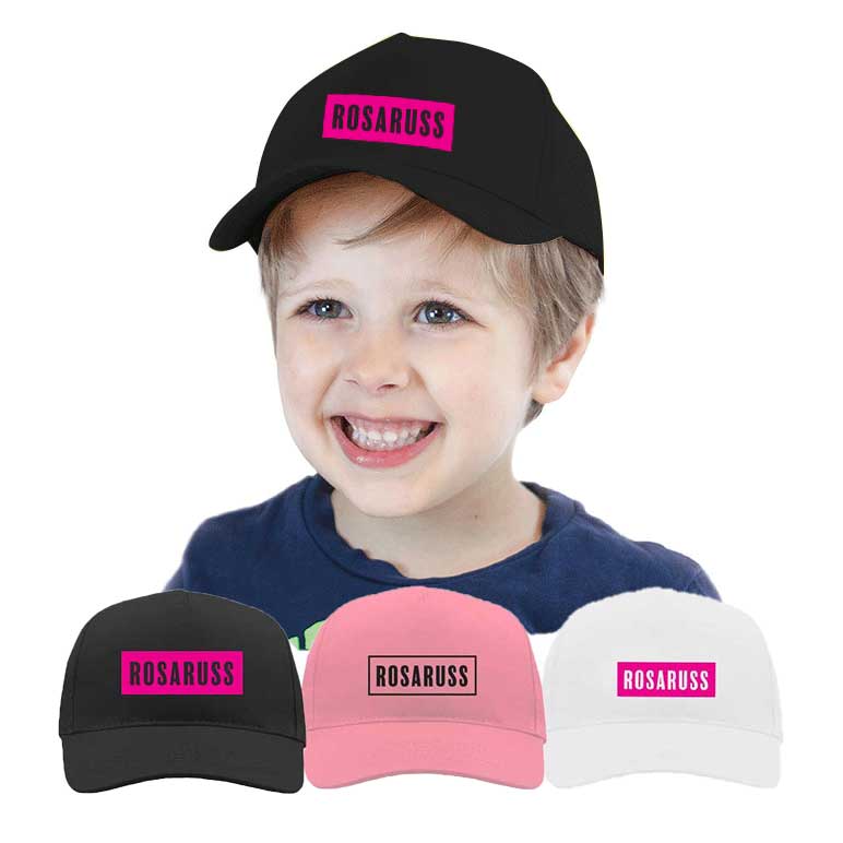 Gutt med svart cap med rosa rosaruss-logo, også tilgjengelig i rosa med sort logo og hvit med rosa logo