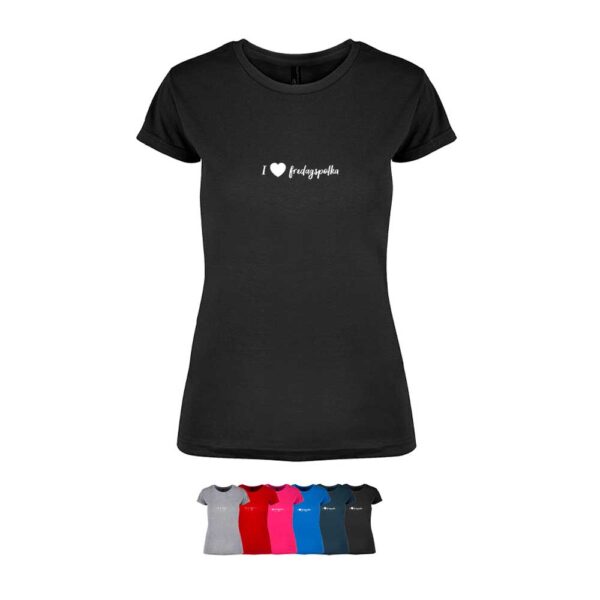 Feminin t-skjorte i 6 forskjellige farger, med "Fredagspolka" i hjerte trykket på brystet