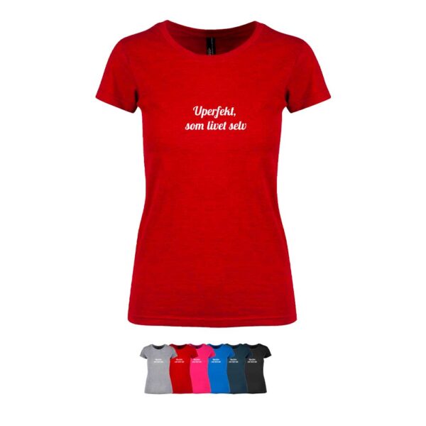 Feminin t-skjorte i 6 forskjellige farger, med "Uperfekt, som livet selv" trykket på brystet