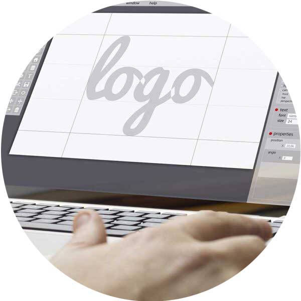 Laptop hvor det står logo på skjermen