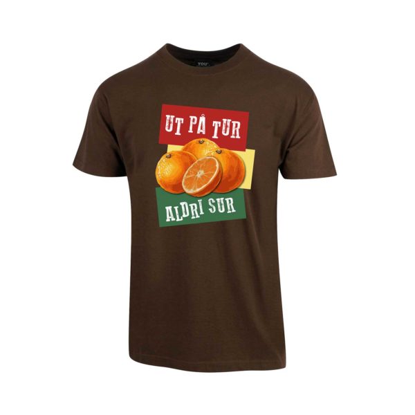 Brun t-skjorte med rød, gult og grønt trykk i front, med appelsiner og teksten "ut på tur aldri sur"