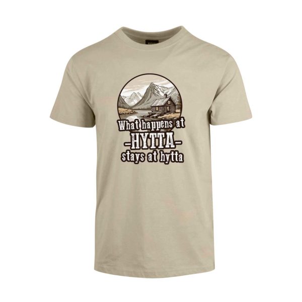 Beige t-skjorte med tegning av fjell og hytte, med teksten "What happens at hytta stays at hytta"