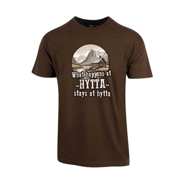 Brun t-skjorte med tegning av fjell og hytte, med teksten "What happens at hytta stays at hytta"
