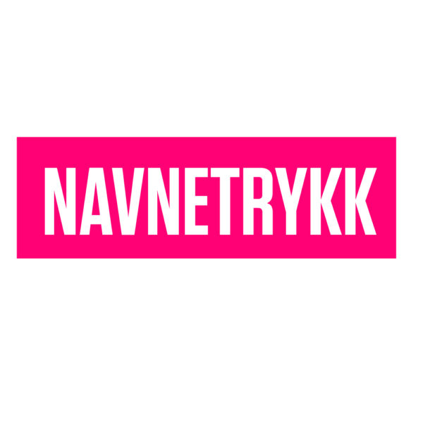 Navnetrykk står skrevet i hvitt, med rosa bakgrunn