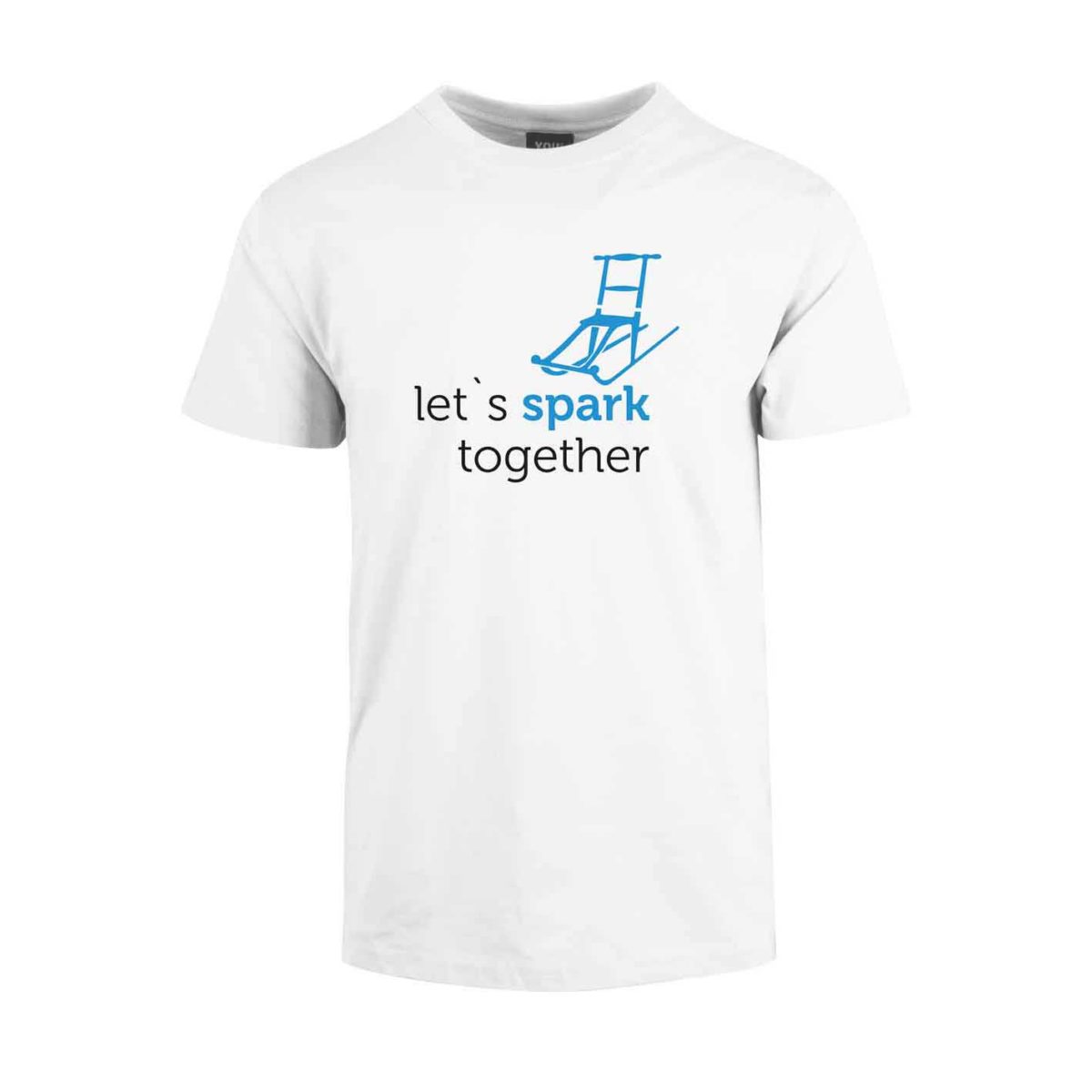 Hvit t-skjorte med blått og sort trykk: "Let´s spark together" og tegning av en spark